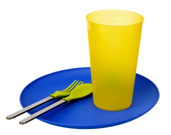 Пластикова тарілка, чашка, ложка та виделка, ізольовані на білому фоні — стокове фото